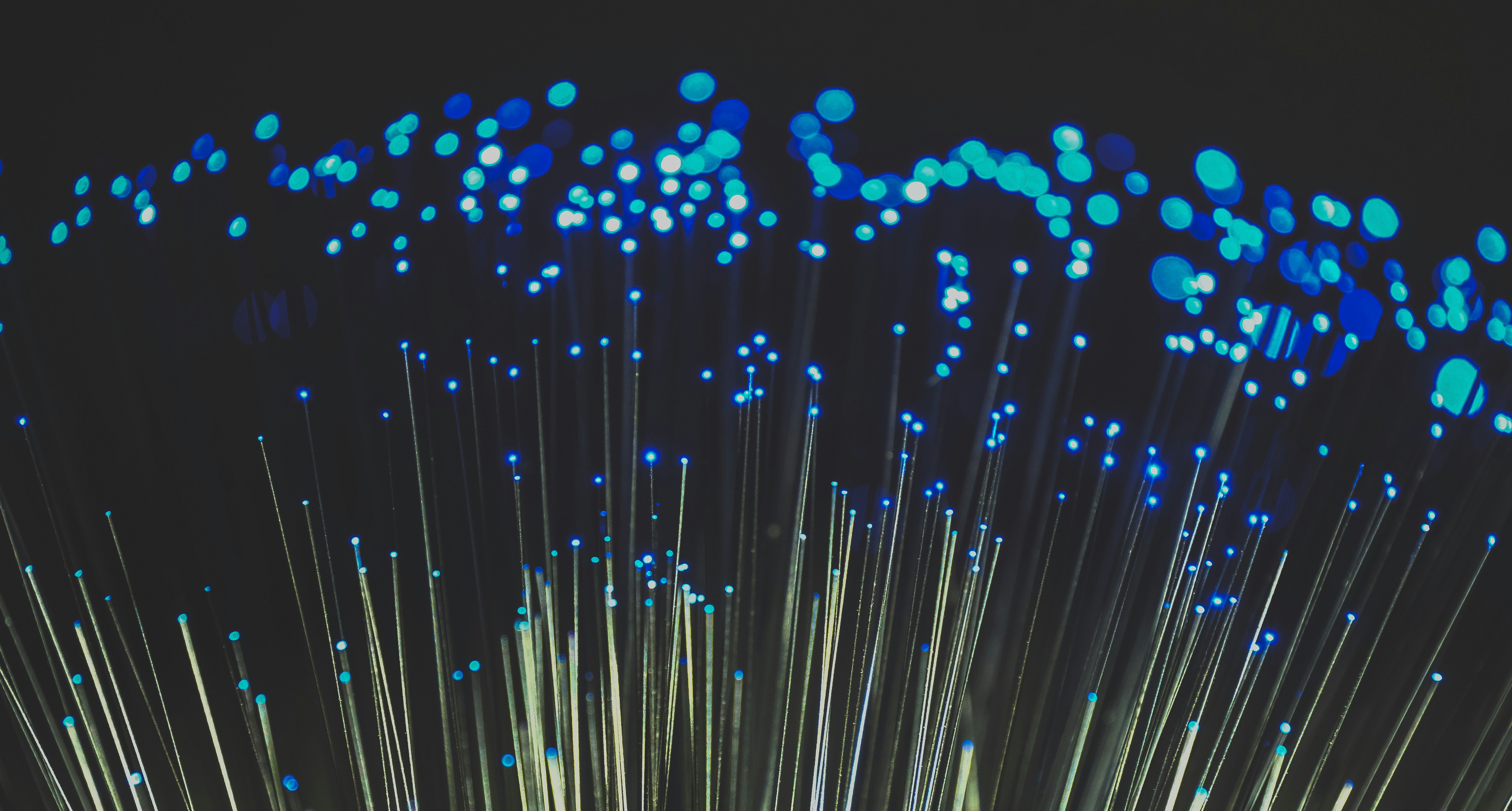 Técnico trabajando en infraestructura de fibra óptica