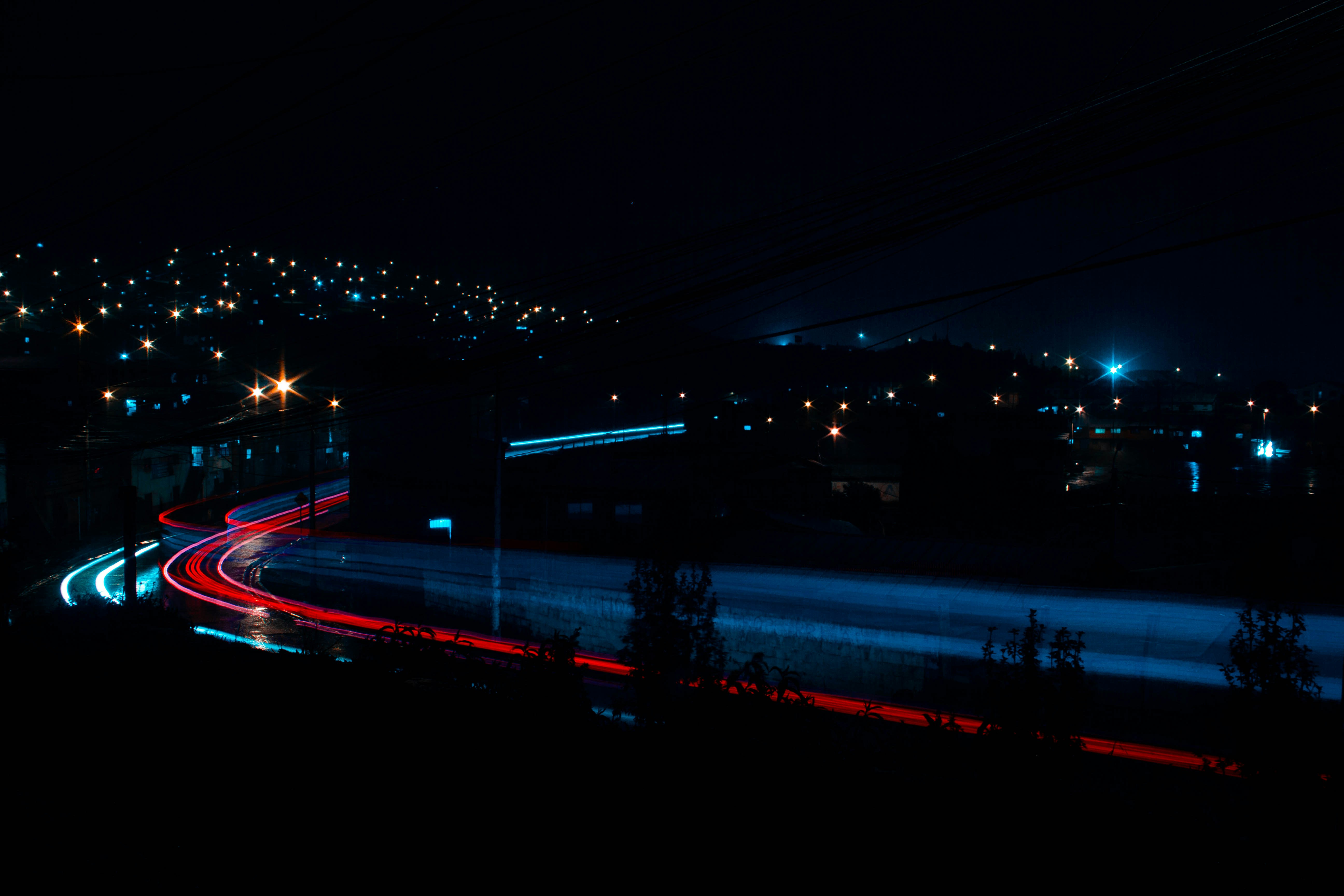 Vista nocturna de una ciudad con luces